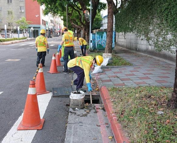 臺北市環保局人員清理側溝，加強防颱整備1