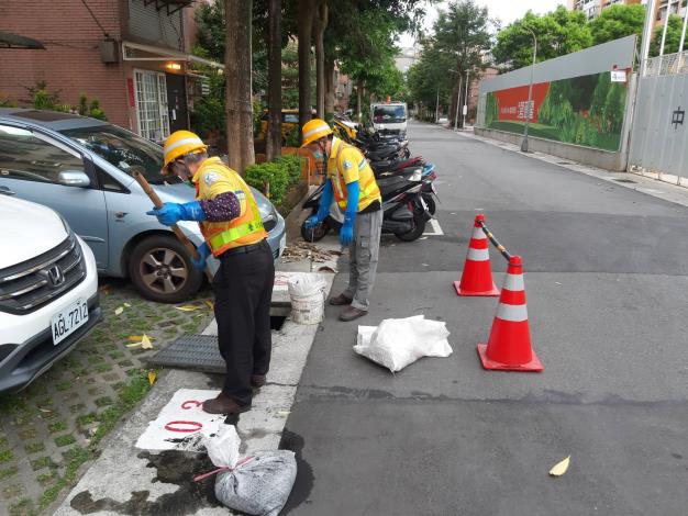 臺北市環保局人員清理側溝，加強防颱整備1