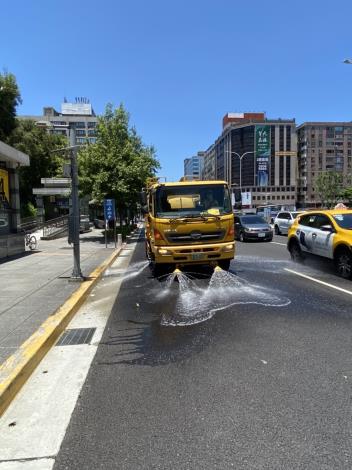 環保局執行道路高溫灑水，為城市降溫