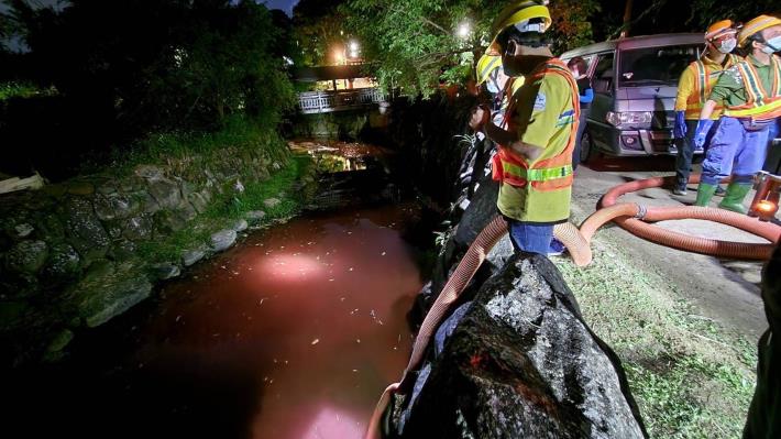 臺北市環保局出動沖吸兩用清溝車將內溝溪水中有色污染物抽除-1