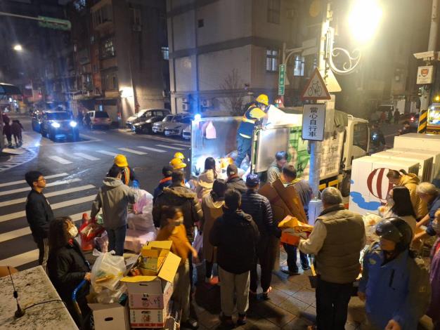 臺北市環保局清潔隊於除夕中午起執行垃圾收運勤務至午夜，讓民眾能乾淨過好年3