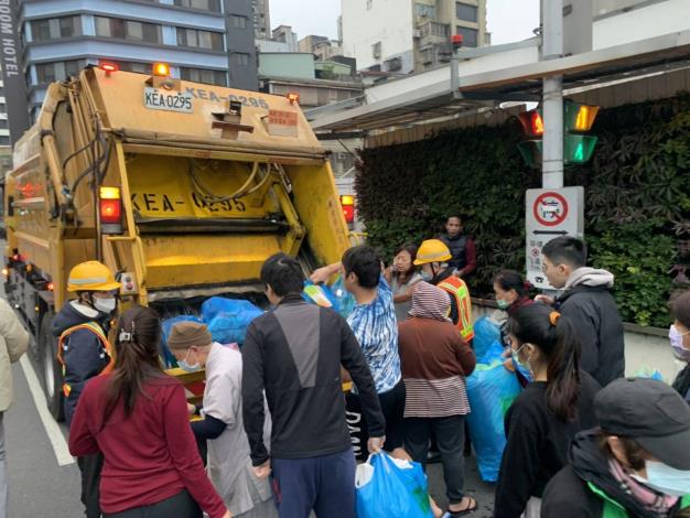 臺北市環保局清潔隊於除夕中午起執行垃圾收運勤務至午夜，讓民眾能乾淨過好年1