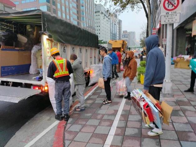 臺北市環保局清潔隊於除夕中午起執行垃圾收運勤務至午夜，讓民眾能乾淨過好年2
