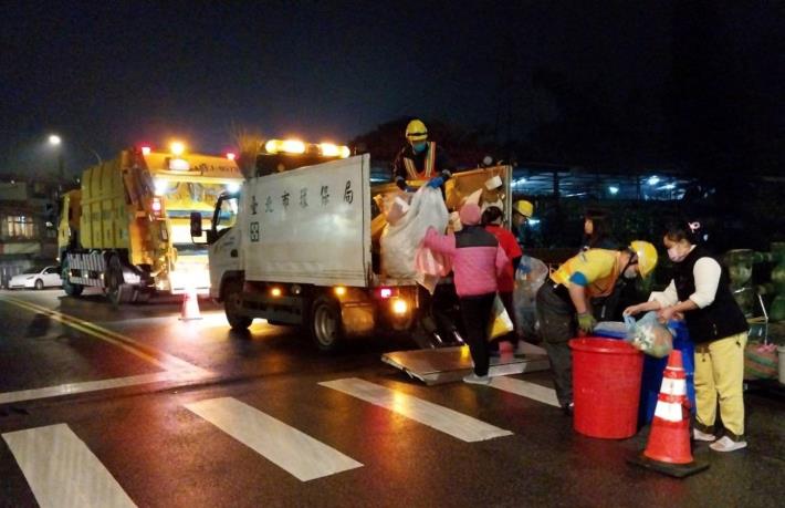 臺北市環保局清潔隊於除夕中午起執行垃圾收運勤務至午夜，讓民眾能乾淨過好年4