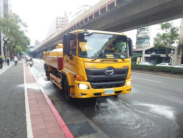臺北市環保局洗街車加強道路洗掃，減少街道揚塵