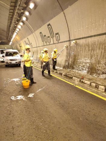 北市環保局清潔隊執行隧道牆面清洗作業