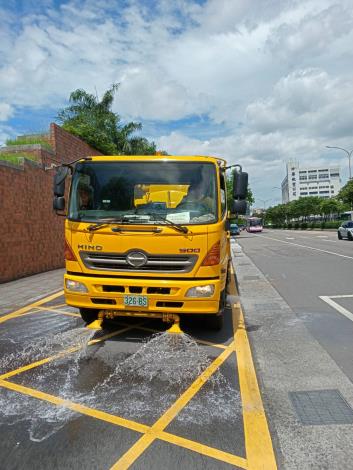 臺北市環保局執行高溫道路灑水作業