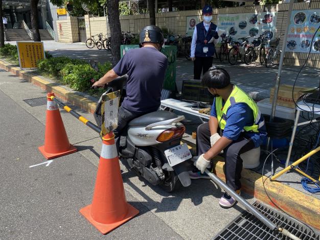 北市環保局執行機車排氣不定期路邊攔檢作業