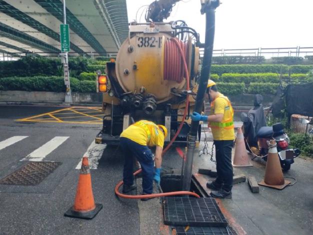 因應颱風，臺北市環保局利用沖吸兩用清溝車加強側溝清疏