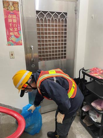 清潔隊員為獨居行動不便長者到府代收垃圾-4