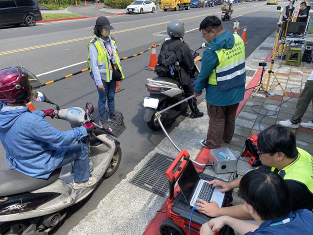 臺北市環保局運用機車排氣快篩系統判讀排氣情形