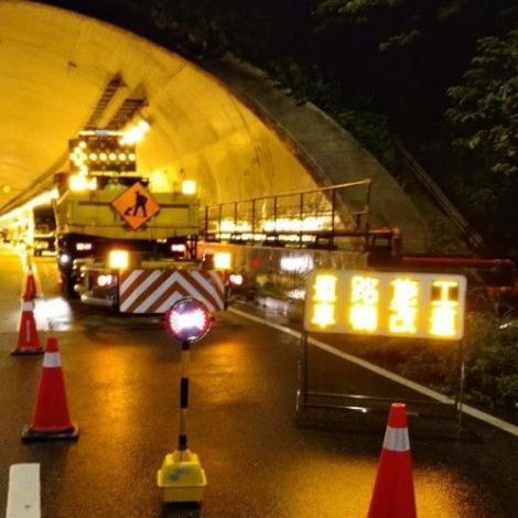 作業路段入口處設置緩撞車、警示設備警示