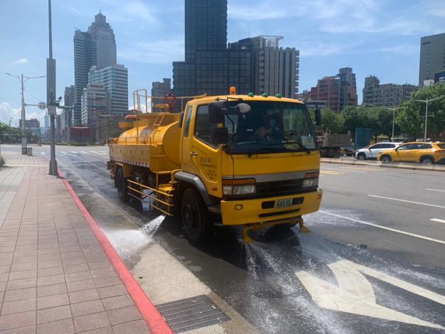 圖1熱浪預警發布環保局進行高溫灑水作業