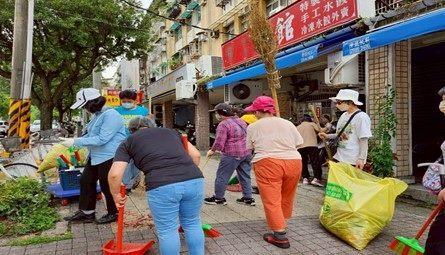 本市市民加強環境孳清，清除積水容器-2