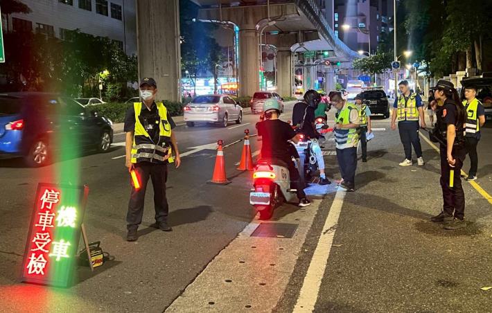 臺北市環保局聯合警察局加強取締高噪音車輛1