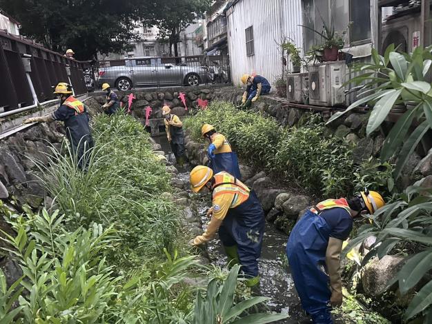 溝渠人力作業情形