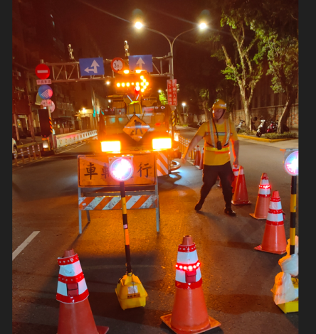 作業路段入口處設置緩撞車、警示設備警示