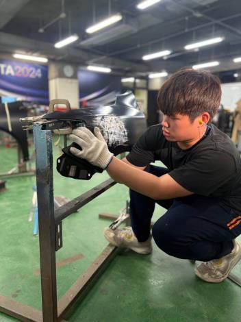 汽車板金職類優勝選手洪嘉駿