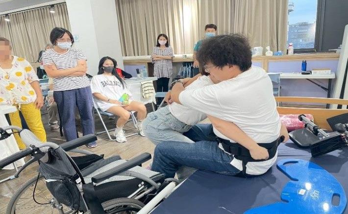 圖說二:照顧服務員課程實作