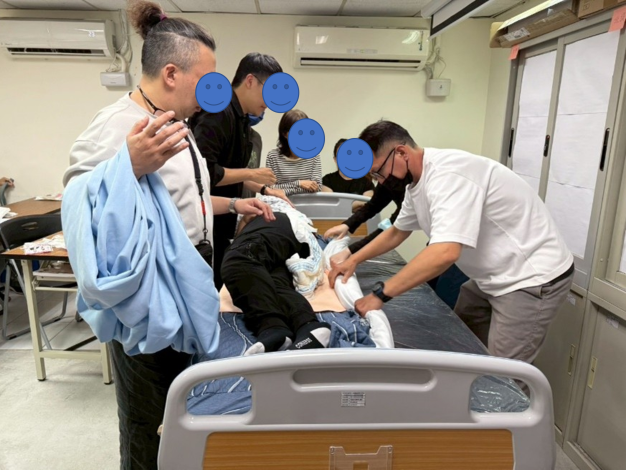 更換床單、尿布及衣物技巧練習。