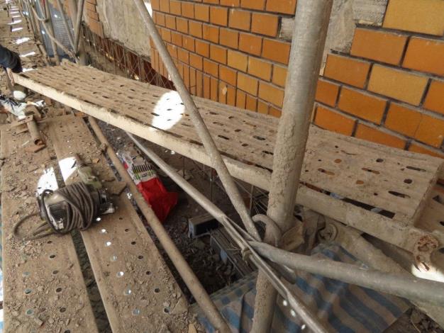 圖說一：外牆磁磚打除作業因施工架輔助踏板未確實固定致墜落。