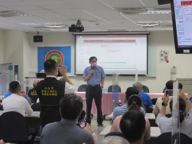 臺北市勞動檢查處處長梁蒼淇會中宣導系統性降災策略。