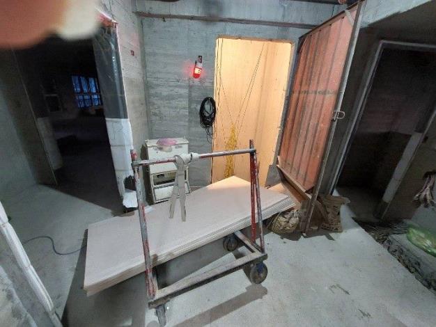 研判罹災勞工於地上14樓電梯直井從事裝修物料吊料作業。