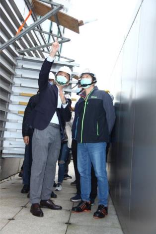 圖說2：勞動局長高寶華(右)前往台北101大樓58層實施煙火搭設職安檢查