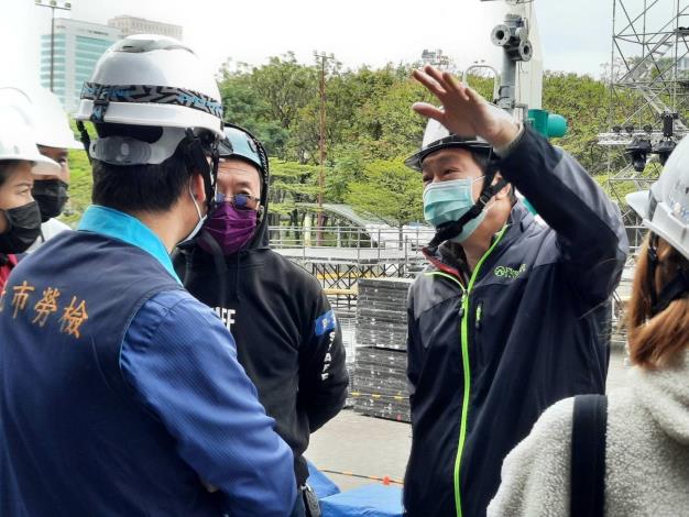 圖說5：勞動局長高寶華(右1)於府前跨年舞台指示施工安全重點