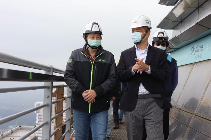 圖說1：勞動局長高寶華(左)於台北101大樓101層戶外督導煙火搭設職安事項