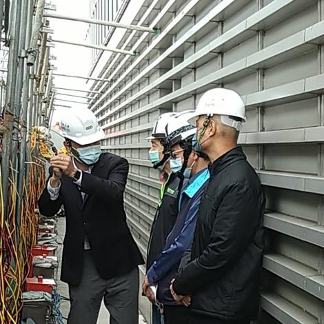 圖說3：勞動局長高寶華(右3)聽取台北101大樓說明煙火燈光職安防護措施