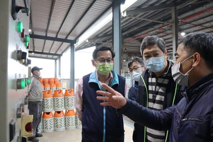 照片3：勞動局長高寶華(右2)聽取瓦斯灌裝作業流程。