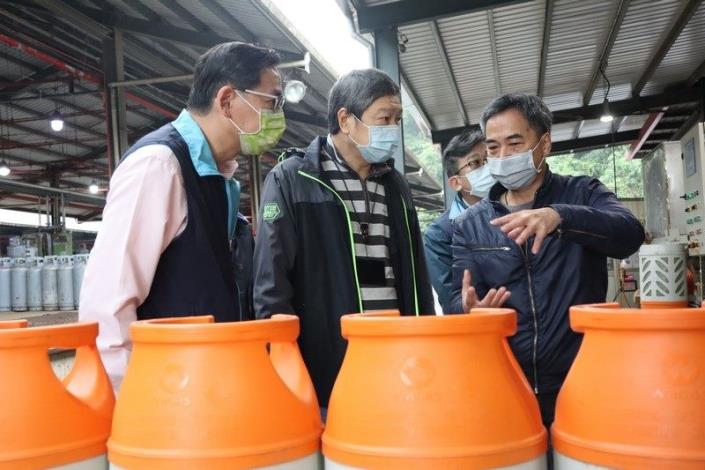 照片2：瓦斯分灌裝廠人員向勞動局長高寶華(左2)說明新型瓦斯灌裝作業方法。