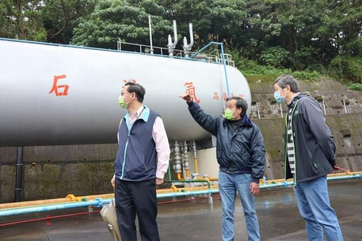 照片1：勞動局長高寶華(右1)於瓦斯分灌裝廠視察高壓氣體特定設備。