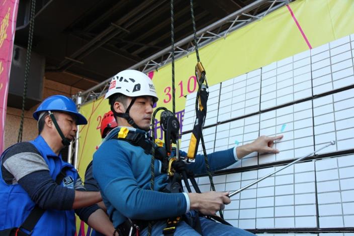 圖4：市長蔣萬安親自穿戴安全裝備體驗繩索工作