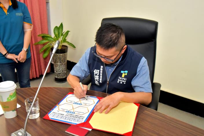 何洪丞處長簽署結盟.JPG