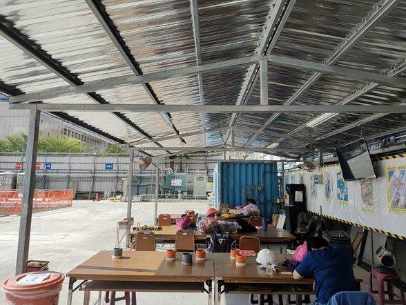 休息區設置風扇、水霧系統及飲水設備,供勞工消暑、安心休息。