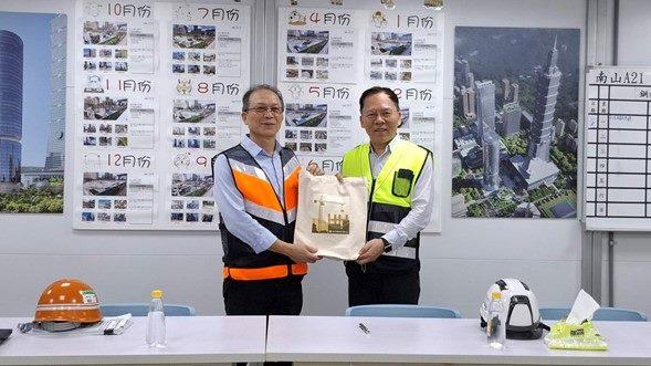 勞動局長王秋冬(右)贈送職業安全衛生宣導品給營造工地。