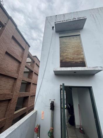 說明:原繫固點遭拔斷之不鏽鋼水管位置