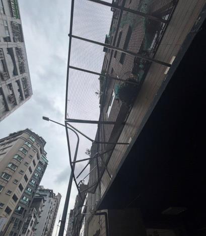 說明:勞工墜落至2樓之磁磚攔截網