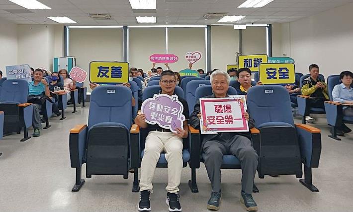 清潔業教育訓練(右為林義順常務理事)