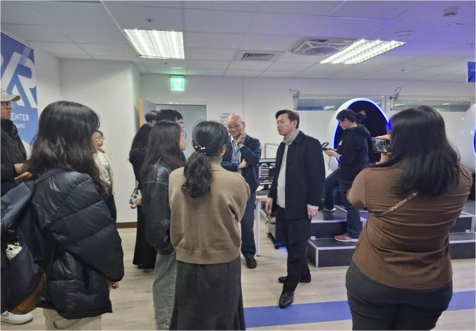 圖說一、勞動局梁蒼淇副局長帶領雙北轄區多所大學法律系學生體驗「多體感延伸實境職安模擬訓練場域」。