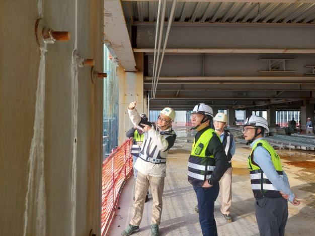 開口未防護墜落為常見危害因子,王局長於工地現場檢視開口安全防護