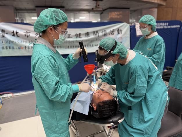 2_移工健康關懷圖片2：：健檢活動提供移工洗牙服務。