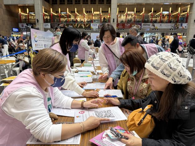 5_移工健康關懷圖片5：北市重建處持續舉辦移工定點健康關懷服務。