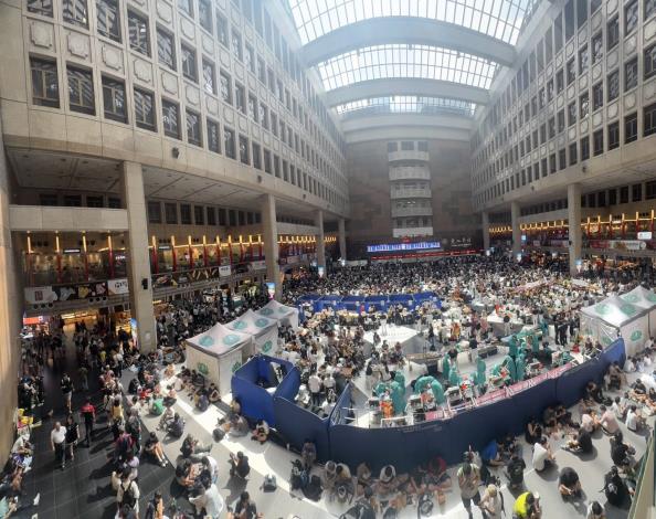 1_移工健康關懷圖片1：：北市重建處持續舉辦移工定點健康關懷服務，選在移工聚集眾多的臺北車站一樓大廳。