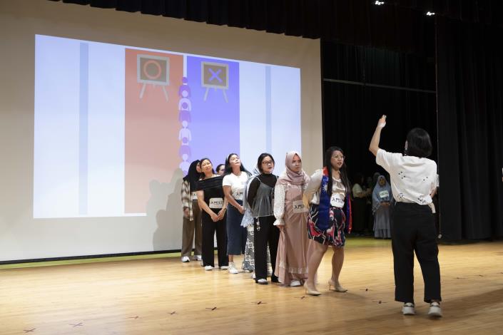 11.114年臺北市移工華語、臺語、TOCFL口語基礎級培訓課程結業式(學員台上參與中文競賽活動)。