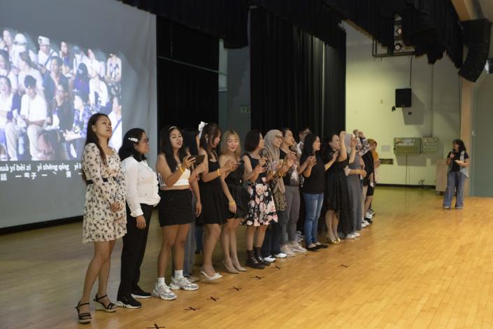 12.114年臺北市移工華語、臺語、TOCFL口語基礎級培訓課程結業式(學員獻唱華語歌-朋友)。