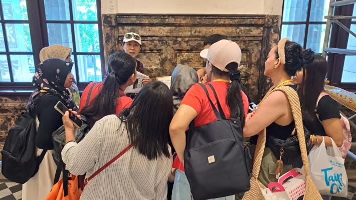 6.114年臺北市移工華語、臺語、TOCFL口語基礎級培訓課程(戶外教學參訪臺博館-老師教學情形)。