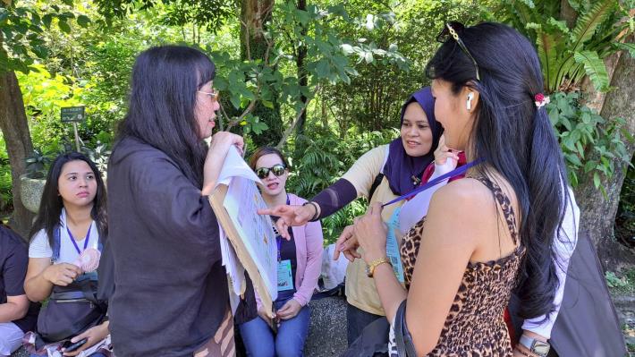 5.114年臺北市移工華語、臺語、TOCFL口語基礎級培訓課程(戶外教學走訪臺北植物園-老師教學情形)。